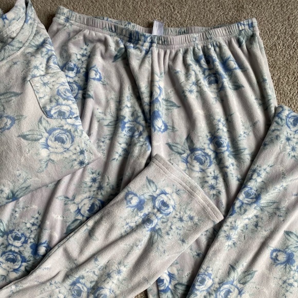 Flora Foral Fleece PJ Set - Picture 6 of 8